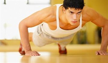 Kronik prostatitli jimnastik egzersizi yapan bir adam