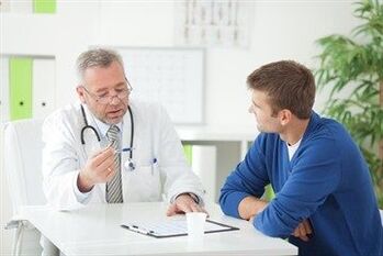 Ürolog kronik prostatitli bir hastaya danışıyor